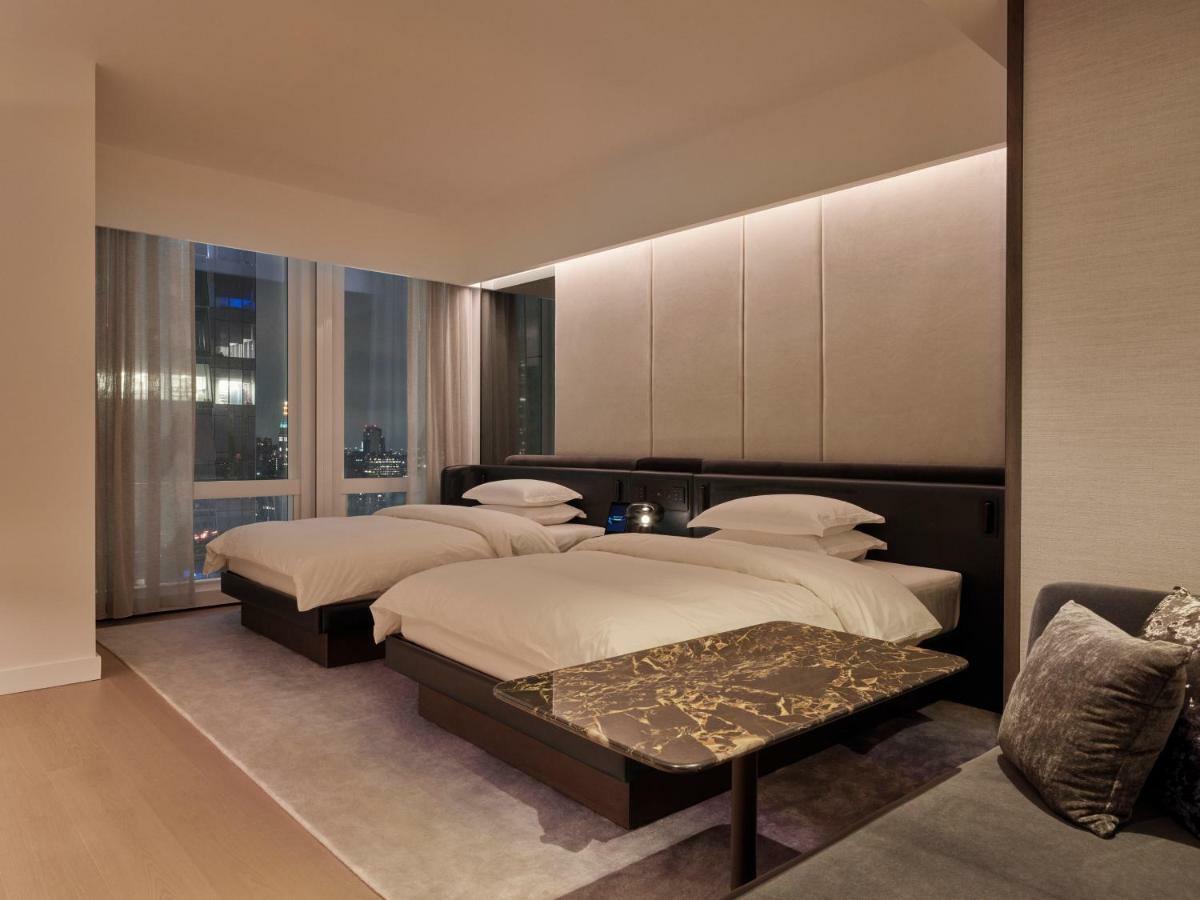 Quarto Deluxe com 2 Camas de Casal e Vista Cidade - Acessível a Pessoas com Mobilidade Condicionada